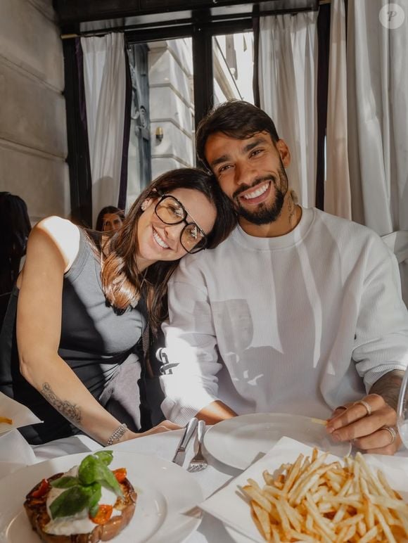 Lucas Paquetá e Duda Fournier são casados. Eles oficializaram a união em 2018 e têm uma história de amor e dois filhos juntos: Benício e Filippo. A história deles começou nos bastidores do Flamengo, quando Duda trabalhava como nutricionista das categorias de base do clube e o jogador ainda estava despontando na equipe