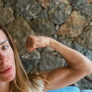 Neste sábado (21), Carolina Dieckmmann rebateu as críticas de que teria emagrecido e mostrou seu 'muquinho'