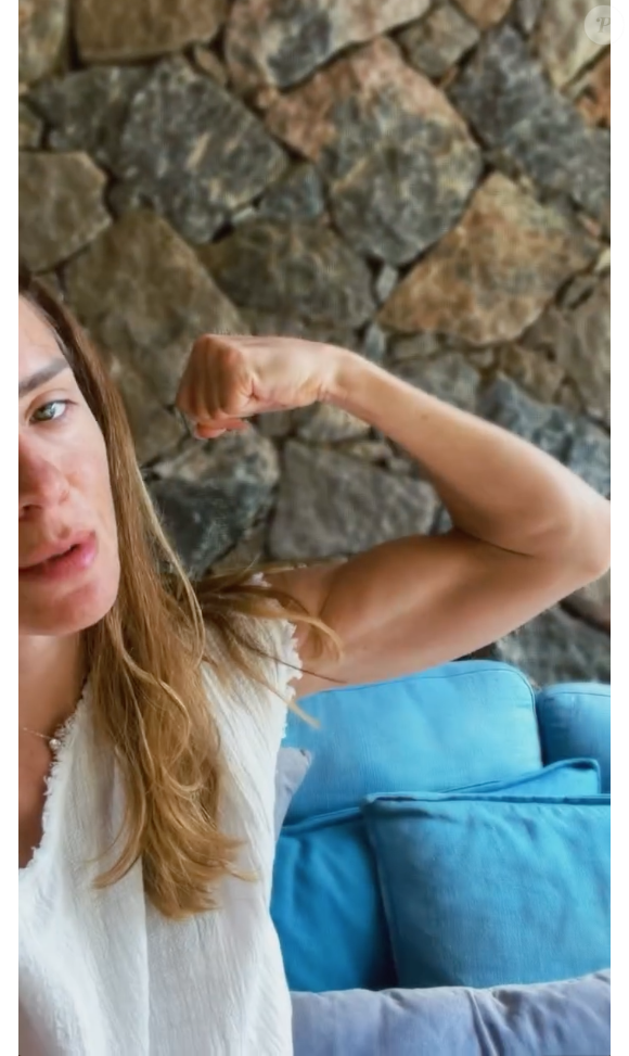 Neste sábado (21), Carolina Dieckmmann rebateu as críticas de que teria emagrecido e mostrou seu 'muquinho'