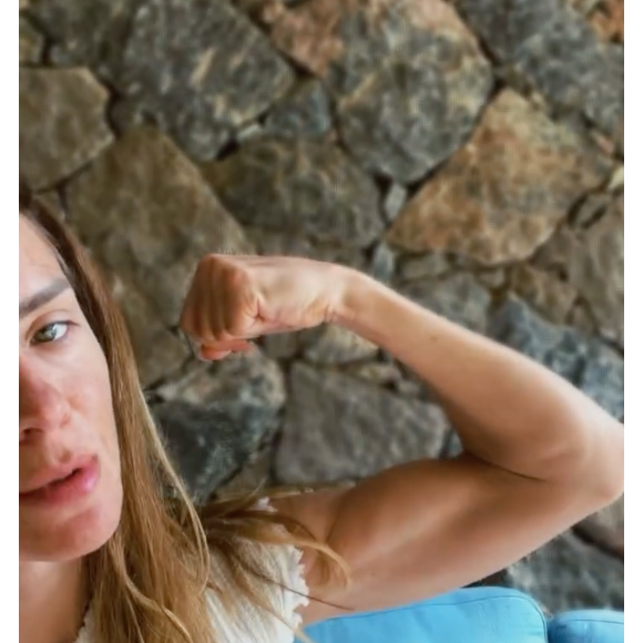 Neste sábado (21), Carolina Dieckmmann rebateu as críticas de que teria emagrecido e mostrou seu 'muquinho'