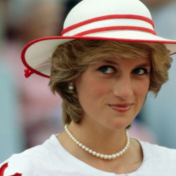 Princesa Diana usava muitos chapéus para dar toque especial no visual