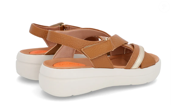 Sandália fecho-flex da Usaflex tem bico arredondado e salto plataforma com 5 cm.