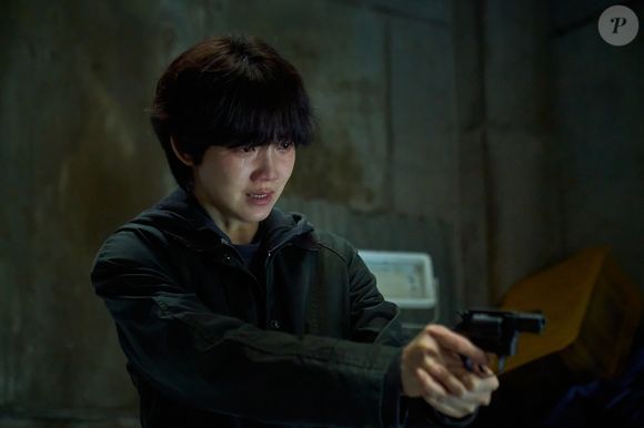 Por outro lado, Yeon-hee é uma detetive que investiga o desaparecimento por estar atormentada pela morte da irmã