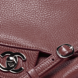A bolsa Chanel de Sasha Meneghel pertence à coleção Primavera Verão 2026 e aposta no elegante tom borgonha com acabamento em couro granulado