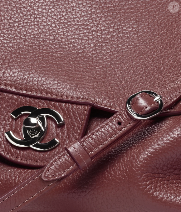 A bolsa Chanel de Sasha Meneghel pertence à coleção Primavera Verão 2026 e aposta no elegante tom borgonha com acabamento em couro granulado