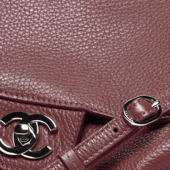 A bolsa Chanel de Sasha Meneghel pertence à coleção Primavera Verão 2026 e aposta no elegante tom borgonha com acabamento em couro granulado