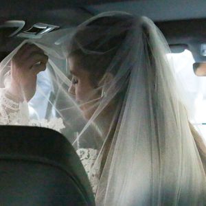 Segundo o Purepeople, o visual de casamento de Giulia Be foi complementado por um véu de tule leve e transparente, que cobria parcialmente o rosto da cantora nas imagens feitas dentro do carro. Os cabelos apareceram com ondas suaves em um penteado semipreso, enquanto a maquiagem iluminada reuniu blush rosado, sombras neutras e lábios em tom nude-rosado