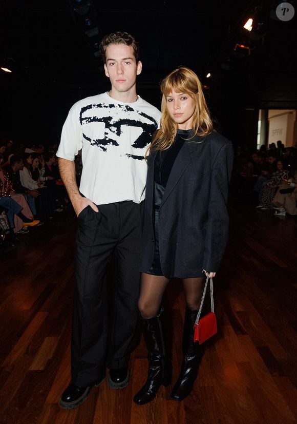 Pietro Antonelli, filho de Giovanna e Murilo Benício, é fotografado com a namorada em evento de moda em São Paulo