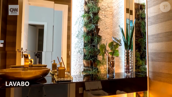 Lavabo também aparece entre os ambientes da mansão, que reúne uma série de espaços em seus aproximadamente 1.100 metros quadrados construídos. A propriedade foi declarada por R$ 6,2 milhões à Justiça Eleitoral