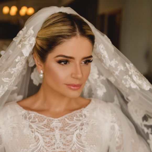 O vestido de noiva de Thássia Naves foi confeccionado pelo estilista Sandro Barros com tule point d'sprit, tule ilusione italiano e tule inglês bordado