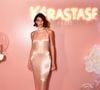 Bruna Marquezine aposta em vestido Schiaparelli de R$ 70 mil em malha metálica dourada com efeito 'segunda pele' em evento de beleza em SP