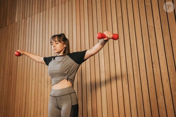Faça 3 séries de 12 repetições cada exercício se quiser ter um corpo mais definido em casa
