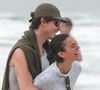 Bruna Marquezine e Shawn Mendes curtem dia nublado de praia em clima de romance. 23 fotos!