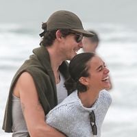 Parece comédia romântica da Netflix: essas 23 fotos de Bruna Marquezine e Shawn Mendes com um café e muitos beijos em dia nublado no Rio deixariam qualquer roteirista inspirado