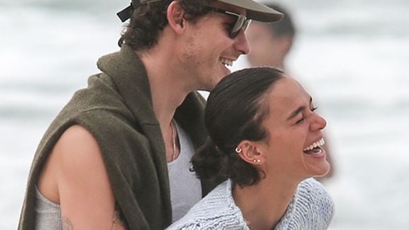 Parece comédia romântica da Netflix: essas 23 fotos de Bruna Marquezine e Shawn Mendes com um café e muitos beijos em dia nublado no Rio deixariam qualquer roteirista inspirado