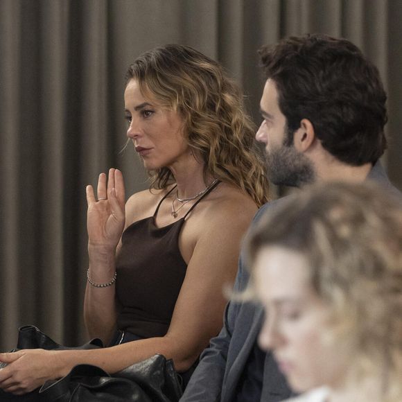 Heleninha (Paolla Oliveira) nota manchas roxas no braço de Afonso.