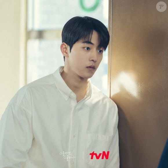Por outro lado, Baek Yi-jin é um jovem que também enfrenta as consequências da crise após sua família perder tudo e ir à falência
