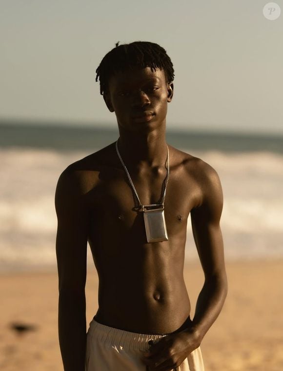 Descoberto na praia, Mouhamed Diop fez as primeiras fotos e passou a receber incentivos para seguir a carreira de modelo, dando início à nova fase profissional