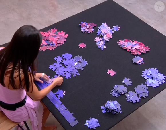 'BBB 25': Vitória Strada separou as peças por cores e conseguiu concluir o quebra-cabeças.