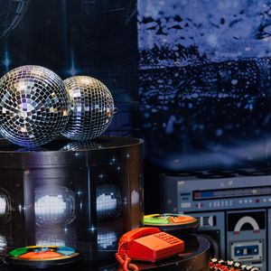 A produção assinada por Andrea Guimarães mergulhou no glamour exagerado das pistas de dança dos anos 80