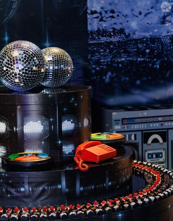A produção assinada por Andrea Guimarães mergulhou no glamour exagerado das pistas de dança dos anos 80