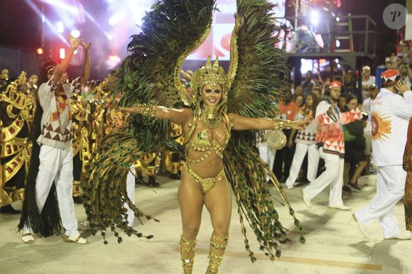 Viviane Araújo foi vestida de rainha egípcia, com direito a um queixo temático das estátuas de faraós, para sambar sob o enredo 'Senhoras do Ventre do Mundo'
