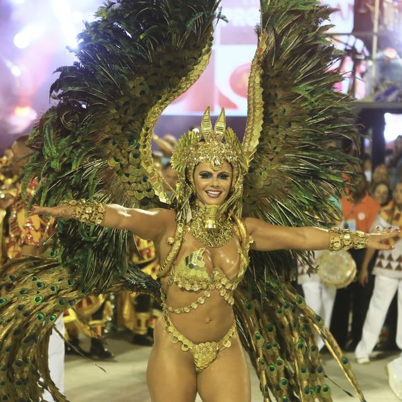 Viviane Araújo foi vestida de rainha egípcia, com direito a um queixo temático das estátuas de faraós, para sambar sob o enredo 'Senhoras do Ventre do Mundo'