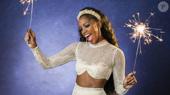 Iza aposta em conjuntinho branco transparente e arco de pérolas para o "Show da Virada" 2019