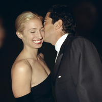 Cheiro de 'it girl' dos anos 90! Descubra qual é o perfume baratinho favorito de Carolyn Bessette inspiração da série 'Love Story' no Disney+