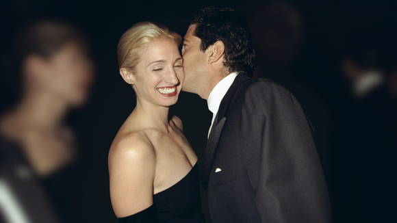 Cheiro de 'it girl' dos anos 90! Descubra qual é o perfume baratinho favorito de Carolyn Bessette inspiração da série 'Love Story' no Disney+
