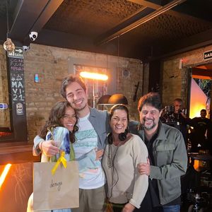 Bruna Marquezine e Danilo Mesquita estariam em um clima de intimidade nos bastidores com direito a troca de carinhos e até conversinhas ao pé do ouvido