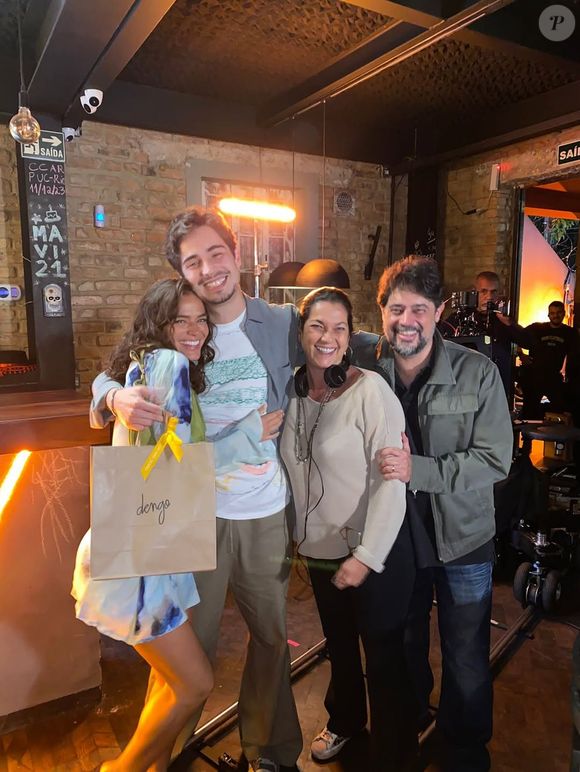 Bruna Marquezine e Danilo Mesquita estariam em um clima de intimidade nos bastidores com direito a troca de carinhos e até conversinhas ao pé do ouvido