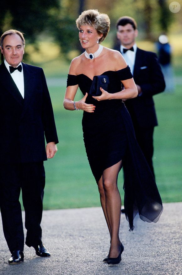 De acordo com informações da Sotheby's, Diana deixou de lado um vestido da Valentino e fez uma mudança de última hora para usar o modelo preto criado por Christina Stambolian