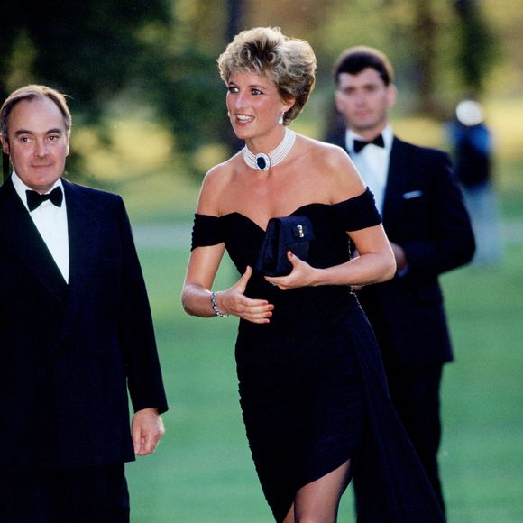 De acordo com informações da Sotheby's, Diana deixou de lado um vestido da Valentino e fez uma mudança de última hora para usar o modelo preto criado por Christina Stambolian