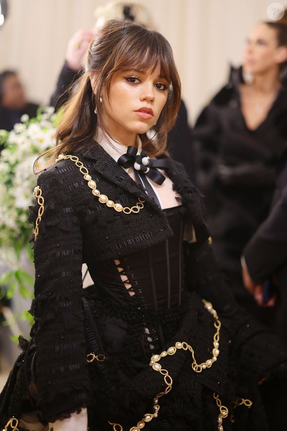 2023: estilo de Jenna Ortega a levou ao MET Gala, onde exibiu uma beleza mais madura
