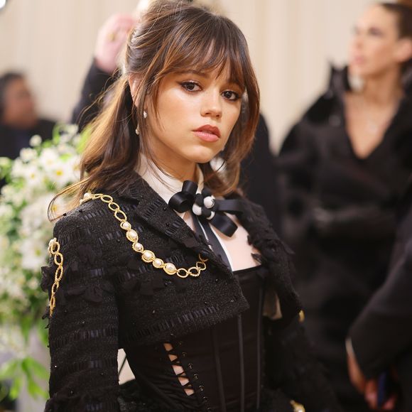 2023: estilo de Jenna Ortega a levou ao MET Gala, onde exibiu uma beleza mais madura