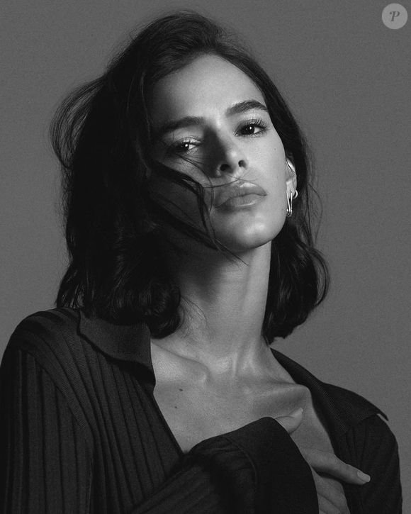 Bruna Marquezine não compareceu ao MET Gala 2025 diante de sua agenda de compromissos profissionais; ela está gravando a série 'Véspera'.