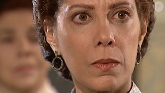 Janete (Angela Vieira) comemora ao descobrir que Paola foi amante de Augusto