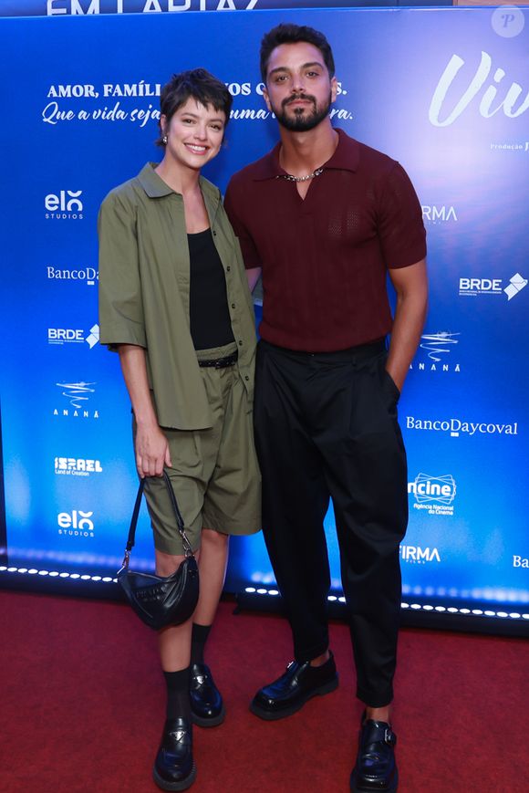 Agatha Moreira escolheu look verde para a pré-estreia do filme 'Viva a Vida'