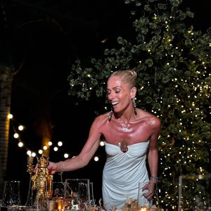 De branco, Adriane Galisteu passou natal com look sexy