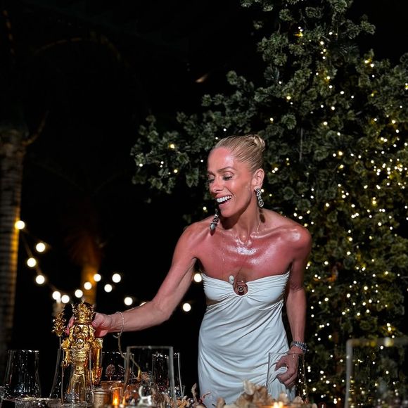 De branco, Adriane Galisteu passou natal com look sexy