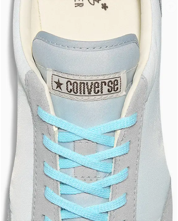 Desenvolvido com camurça e náilon, o Converse 1908 Jogger combina materiais clássicos e design funcional para entregar um modelo que transita com facilidade entre produções casuais e looks inspirados na estética vintage