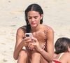 Bruna Marquezine deu aquela checada no celular em dia de praia