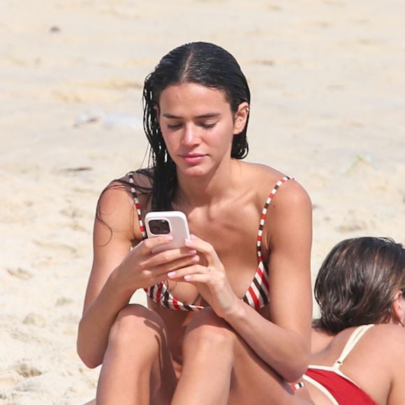 Bruna Marquezine deu aquela checada no celular em dia de praia