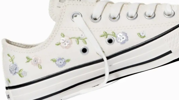 A versão Chuck Taylor All Star Floral Cano Baixo Branco aposta nas flores como elemento central da produção, levando o "poder das pétalas" para um modelo clássico que ganhou detalhes de paetês metálicos