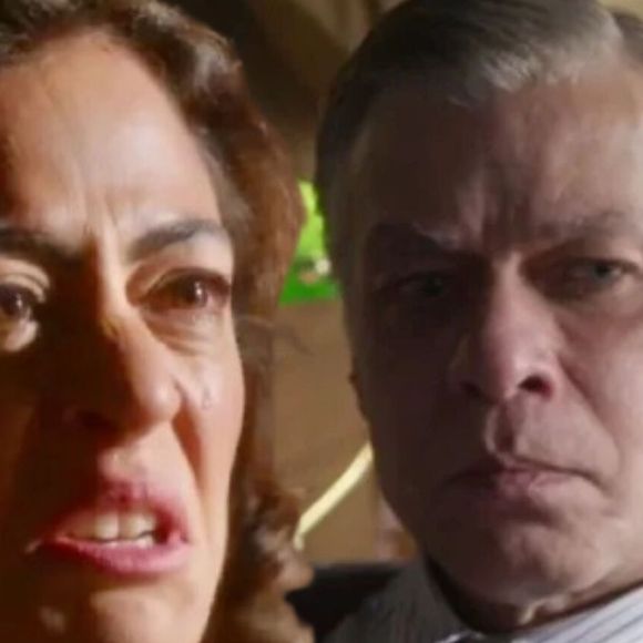 Juliano (Dabio Assunção) quebra objetos de pintura de Clarice (Carol Castro) após pedir reconciliação do casamento em 'Garota do Momento'