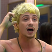 Cabelo gema de ovo no 'BBB 26'? Entenda por que o loiro platinado de Juliano Floss, aliado de Ana Paula, amarelou; especialista explica o drama da 'água dura'