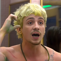 Cabelo gema de ovo no 'BBB 26'? Entenda por que o loiro platinado de Juliano Floss, aliado de Ana Paula, amarelou; especialista explica o drama da 'água dura'