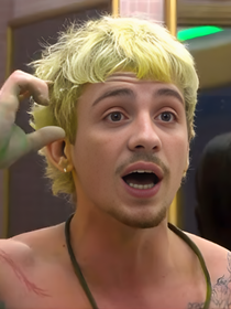 Cabelo gema de ovo no 'BBB 26'? Entenda por que o loiro platinado de Juliano Floss, aliado de Ana Paula, amarelou; especialista explica o drama da 'água dura'