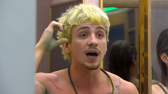 Cabelo gema de ovo no 'BBB 26'? Entenda por que o loiro platinado de Juliano Floss, aliado de Ana Paula, amarelou; especialista explica o drama da 'água dura'